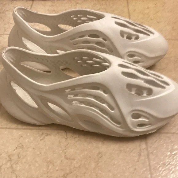 Yeezy Foam Runner - Picture 2 of 7